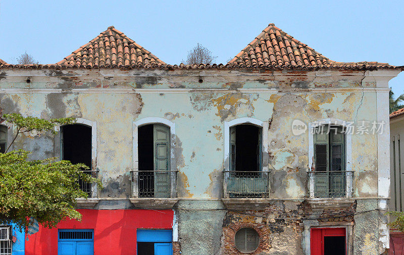 安哥拉罗安达Infante Dom Henrique广场上的废弃殖民建筑